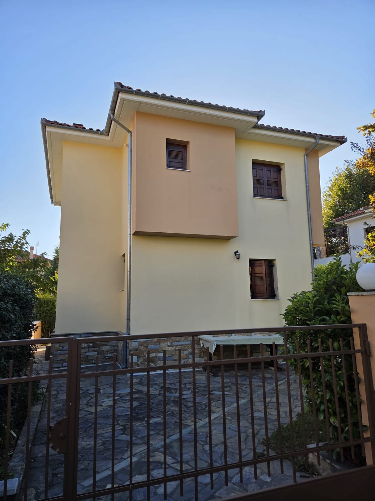 Villa Apanemi facade seen through the entrance gate