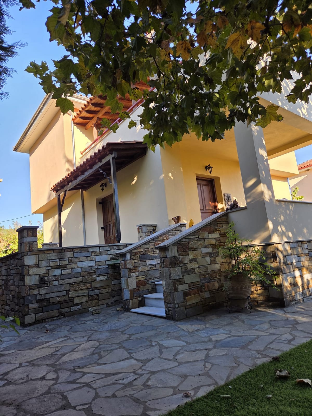 Villa Apanemi, Kala Nera