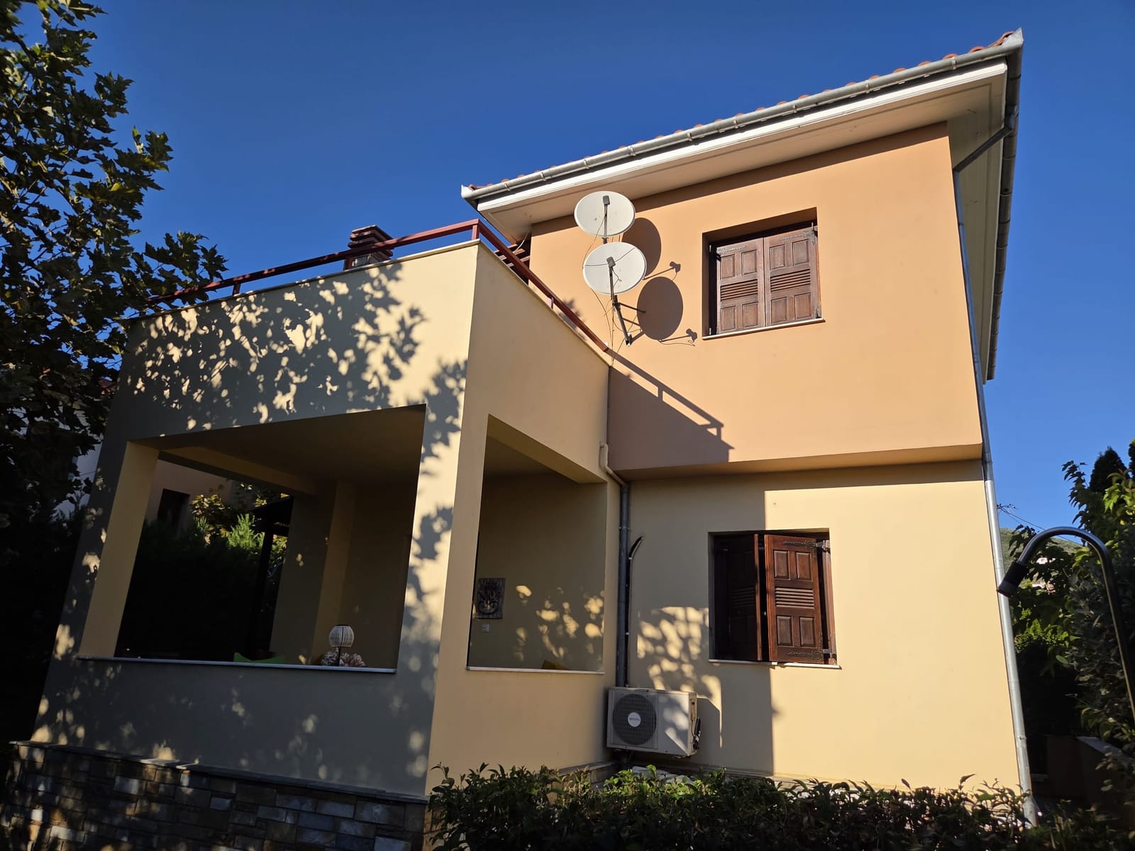 Side facade with upper terrace and shutters